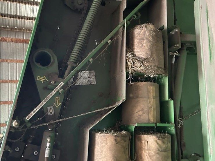 2011-john-deere-568-image-23