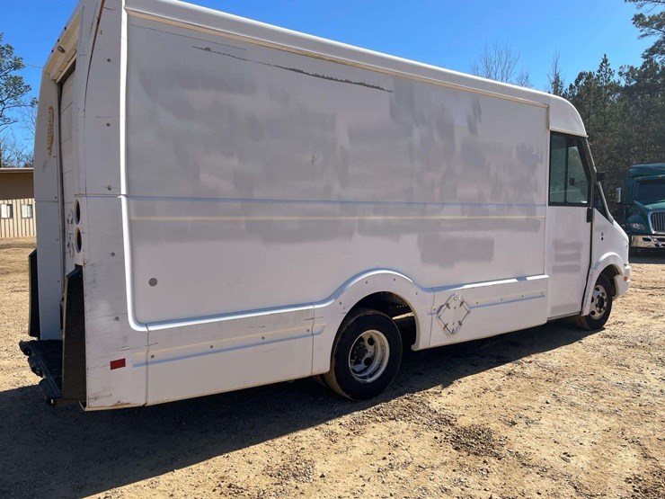 2013-isuzu-reach-image-3