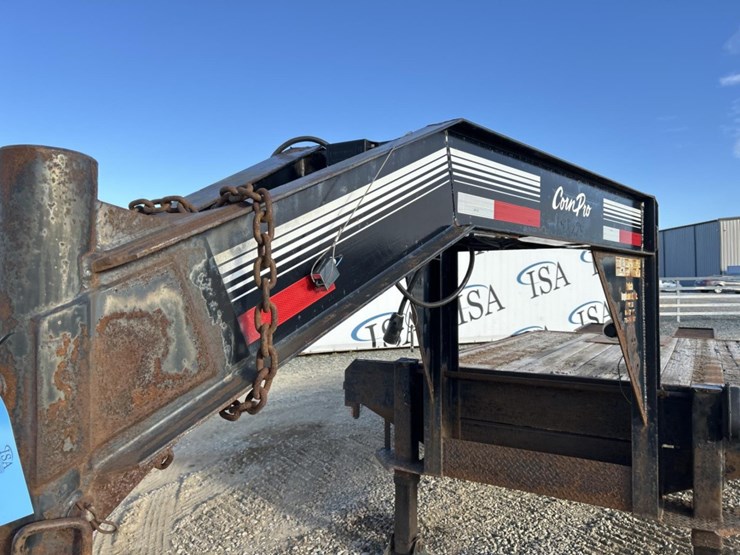 2016-massey-ferguson-8-image-10