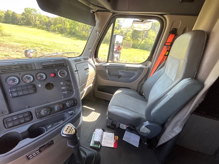 2015-freightliner-cascadia-125-image-13