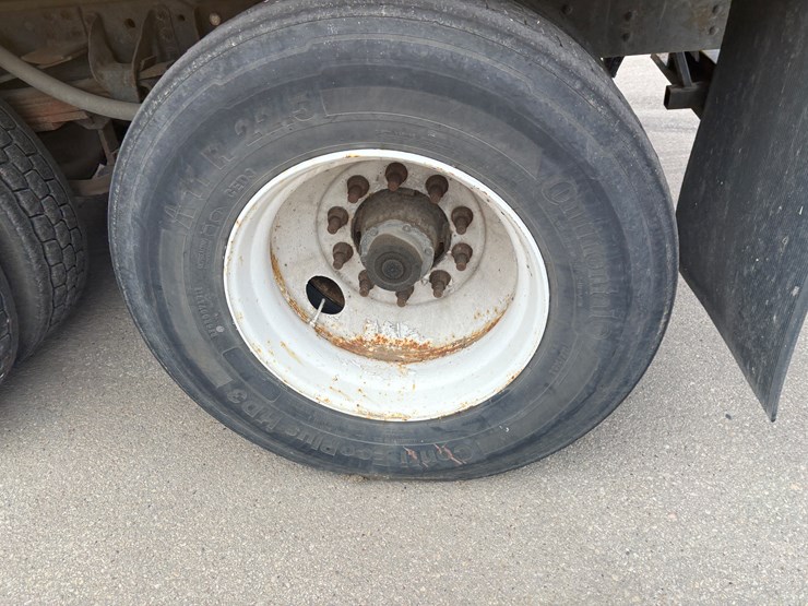 2005-gmc-t7500-image-107