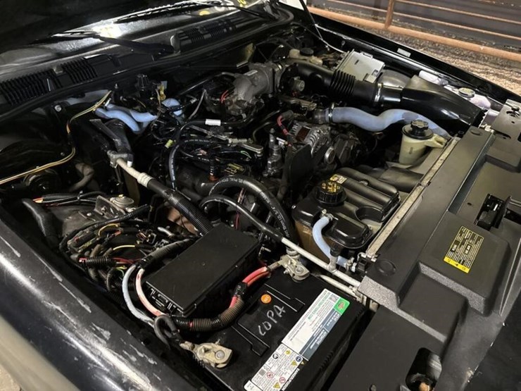 2011-ford-crown-victoria-sdn-image-13