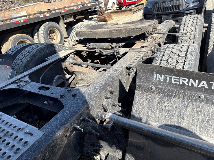 #2199-•-2020-international-a26-sleeper-cab-truck-tractor-image-24