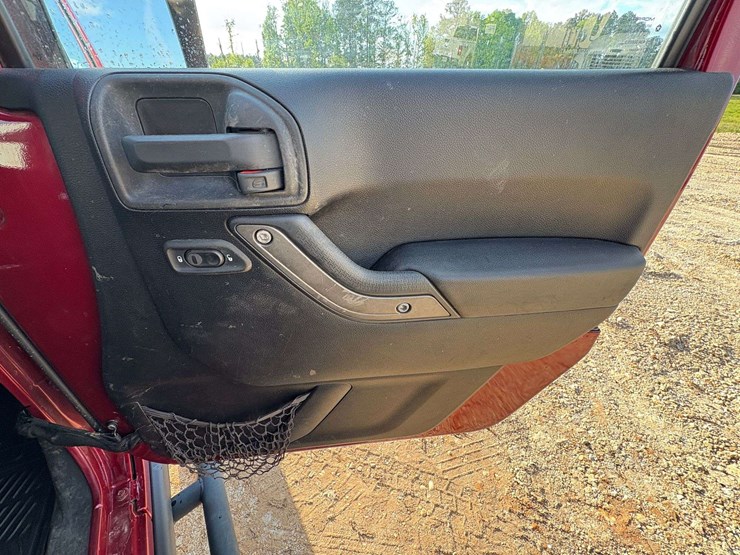 2013-jeep-wrangler-sport-image-21