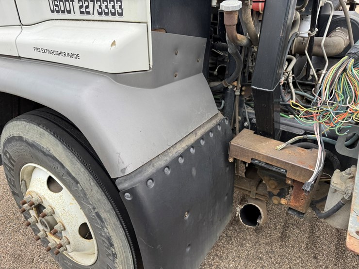 2005-gmc-t7500-image-12