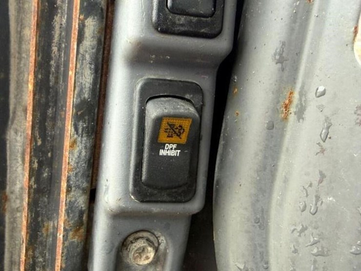 2018-kubota-ssv65-image-16