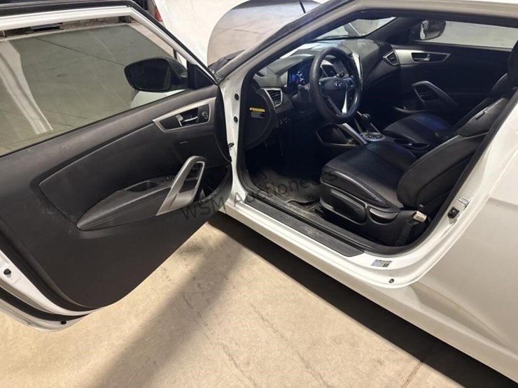 2016-hyundai-veloster-coupe-image-24