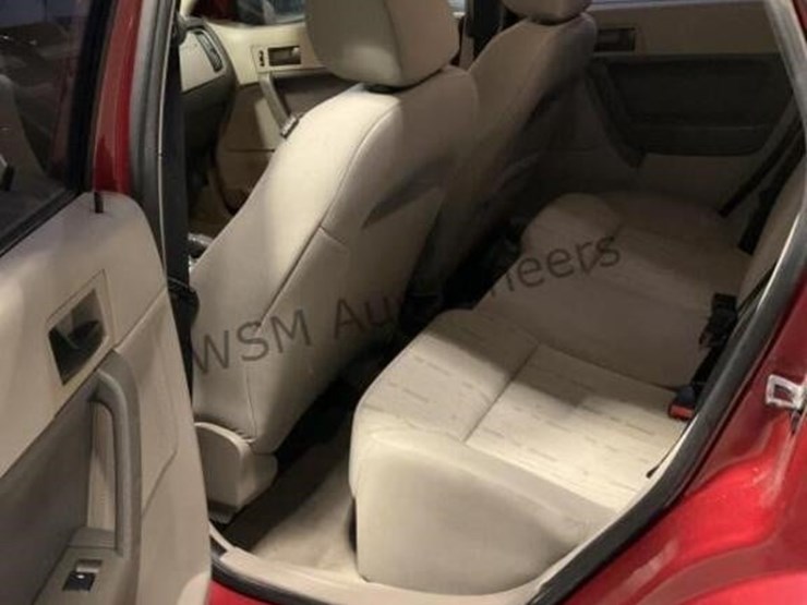 2011-ford-focus-se-sdn-image-23