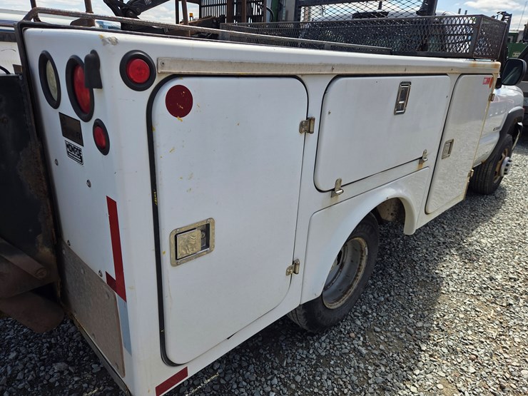 2003-chevrolet-3500-image-22