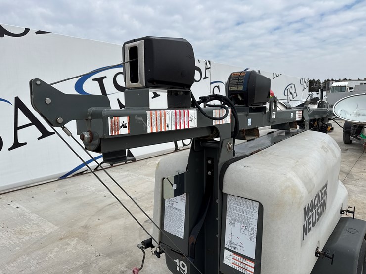 2015-massey-ferguson-8-image-11