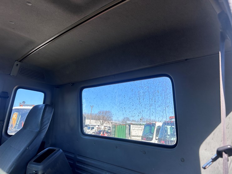 #1694-•-2004-isuzu-cab-and-chassis-image-34