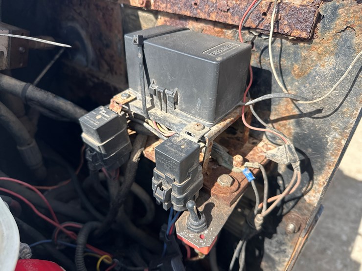 2010-massey-ferguson-8-image-32