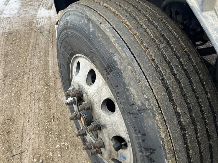 2015-volvo-vnl62t630-image-48