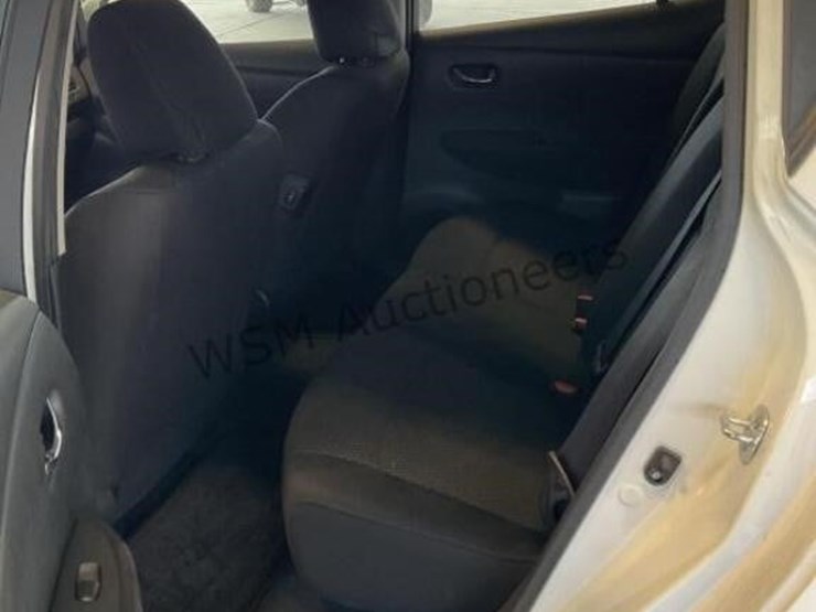 2015-nissan-leaf-s-hatchback-image-25