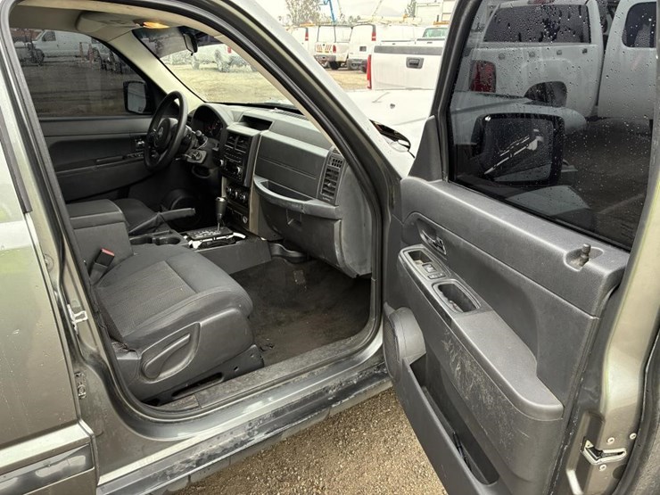 2012-jeep-liberty-image-12