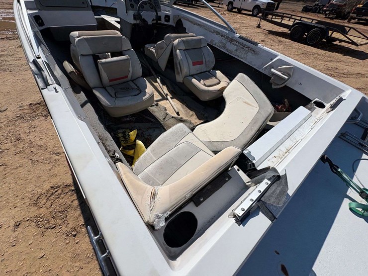 four-winns-"180-freedom"-ski-boat-w/-trailer-image-18