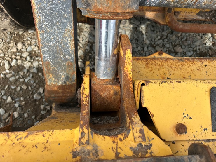 2020-deere-332g-image-15