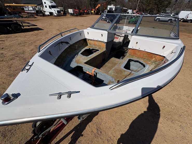 four-winns-"180-freedom"-ski-boat-w/-trailer-image-14