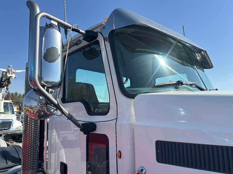 2014-massey-ferguson-8-image-49