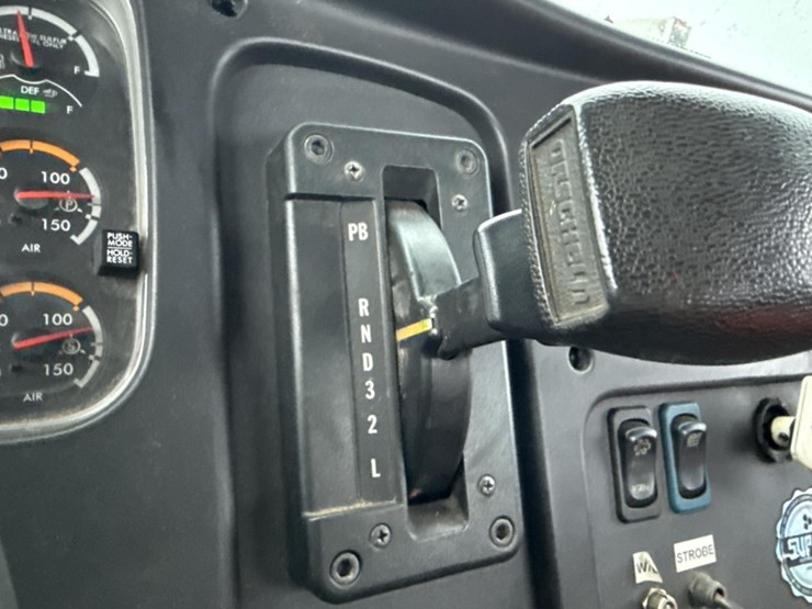 2016-massey-ferguson-8-image-41