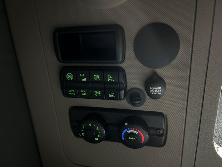 2017-massey-ferguson-8-image-76