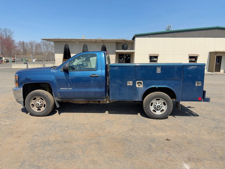2017-chevrolet-silverado-2500hd-image-2