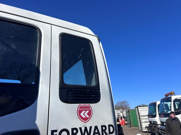 #1694-•-2004-isuzu-cab-and-chassis-image-12