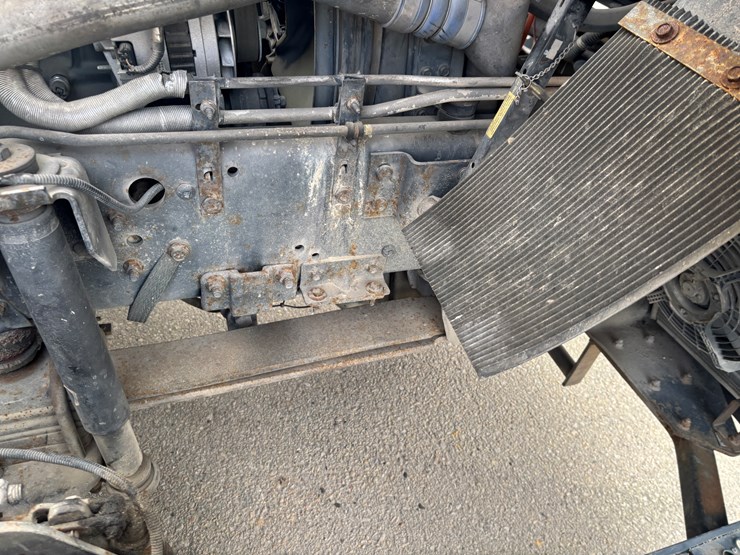 2005-gmc-t7500-image-98