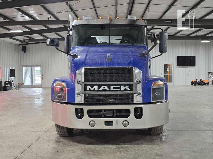 2020-mack-anthem-62t-image-7