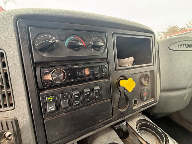 #1052-•-2007-international-7600sfa-tri-axle-dump-truck-image-33