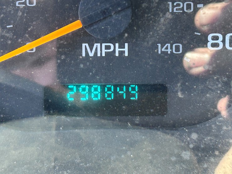 #1694-•-2004-isuzu-cab-and-chassis-image-43