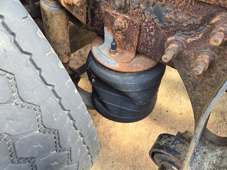 #1515-•-2005-international-9400i6x4-sleeper-cab-truck-tractor-image-26