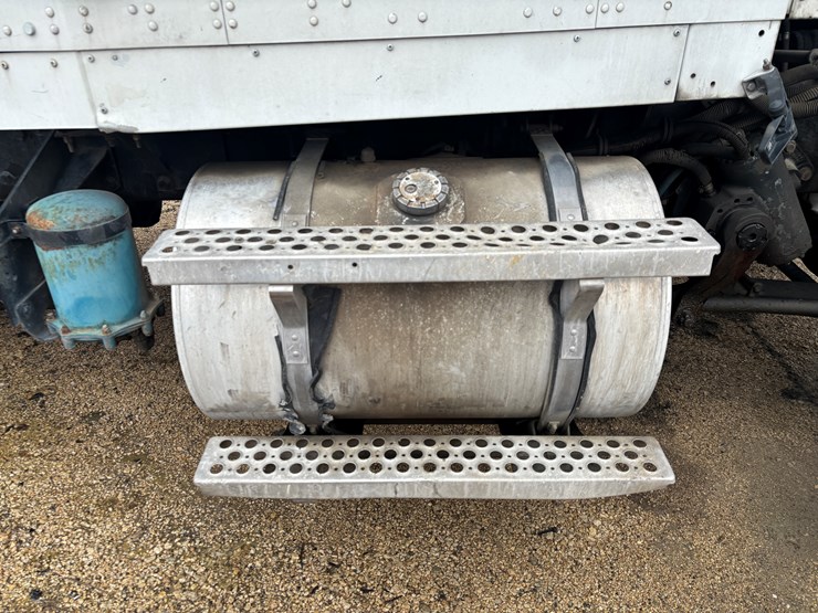 2004-kenworth-w900-image-49