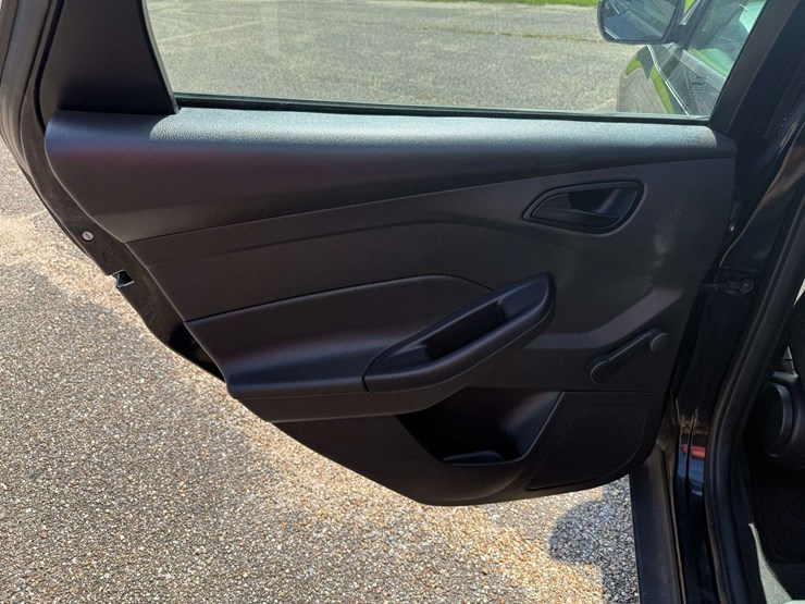 2017-ford-focus-4-door-sedan-(42,593-miles)-image-19