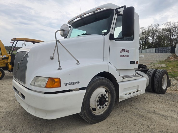 1999-volvo-vn-image-2