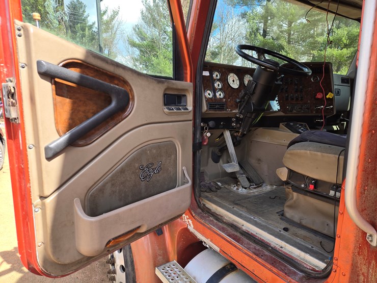 #1515-•-2005-international-9400i6x4-sleeper-cab-truck-tractor-image-39