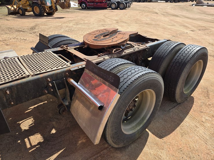 #1515-•-2005-international-9400i6x4-sleeper-cab-truck-tractor-image-19