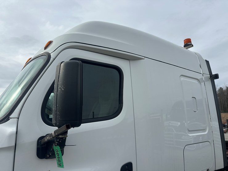 2017-massey-ferguson-8-image-15