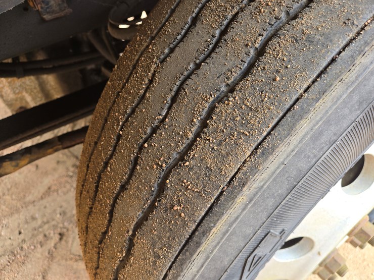 #1515-•-2005-international-9400i6x4-sleeper-cab-truck-tractor-image-64