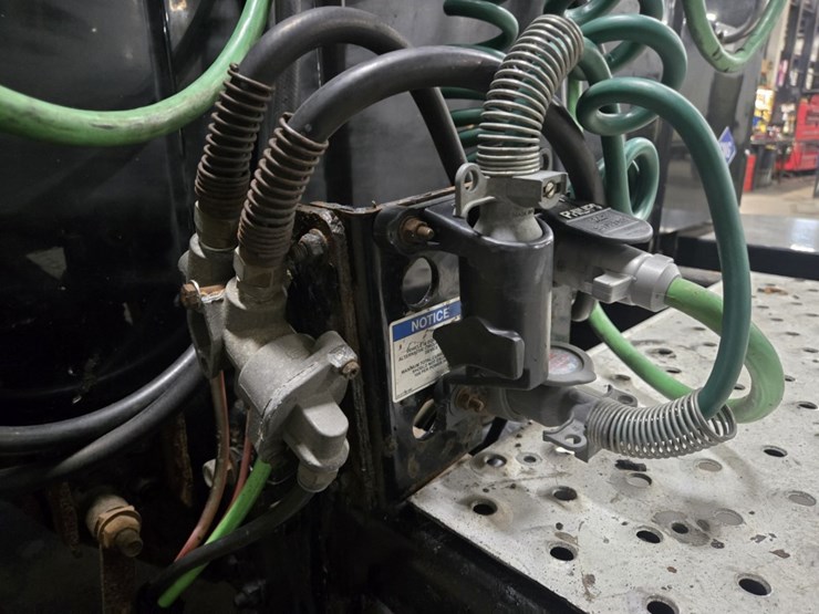 #2295-•-2016-freightliner-cascadia-day-cab-truck-tractor-image-33