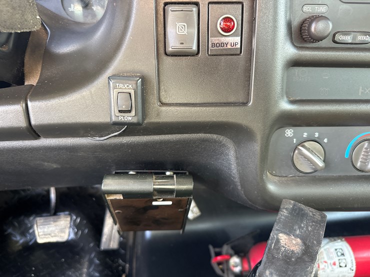 2005-massey-ferguson-8-image-32