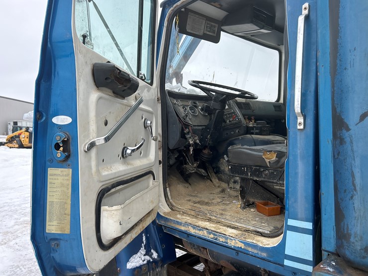 1990-ford-l9000-image-41