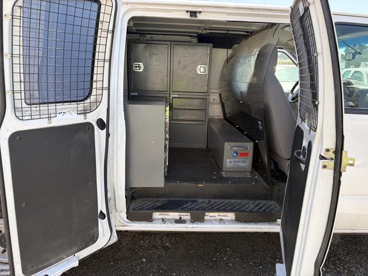 2011-ford-e350-image-11