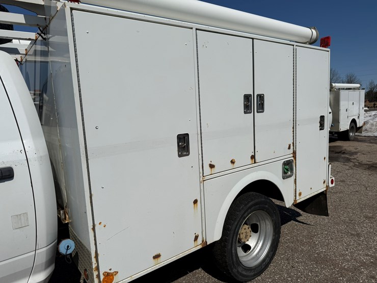 #1060-•-2015-ram-5500-heavy-duty-service-truck-image-12