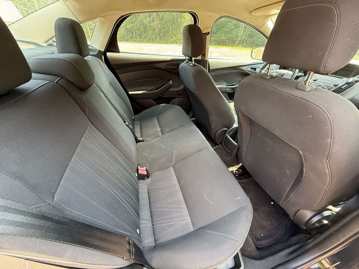 2017-ford-focus-4-door-sedan-(42,593-miles)-image-17