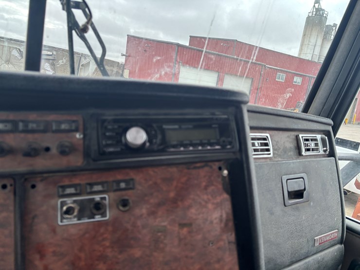 2004-kenworth-w900-image-37