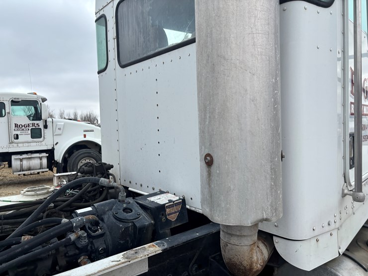 2004-kenworth-w900-image-21