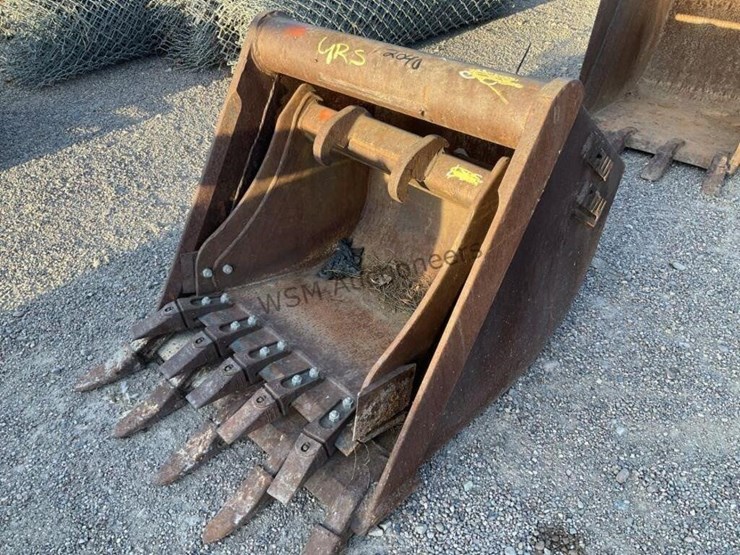 30in-&-24in-excavator-buckets-image-1