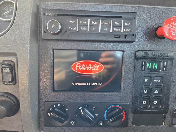 2013-peterbilt-337-image-50