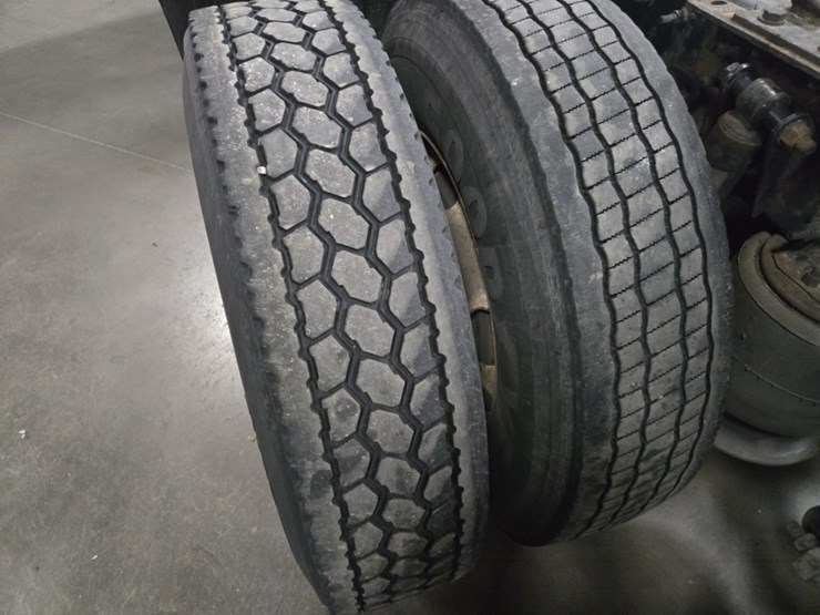 #2298-•-2015-freightliner-cascadia-day-cab-truck-tractor-image-79